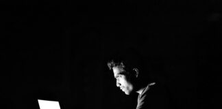 Jak sprawdzić swoje hasło na FB na telefonie?