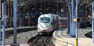 Czym odtłuścić powierzchnię przed naklejeniem naklejki?