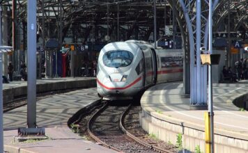 Czym odtłuścić powierzchnię przed naklejeniem naklejki?