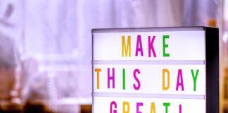 Jak ściągnąć folię?