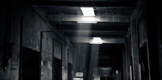 Co na ścianę za krzesło?