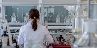 Czy w szpitalu kąpią noworodka?