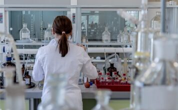 Czy w szpitalu kąpią noworodka?