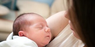 Jak usunąć klej po naklejce z butelki szklanej?